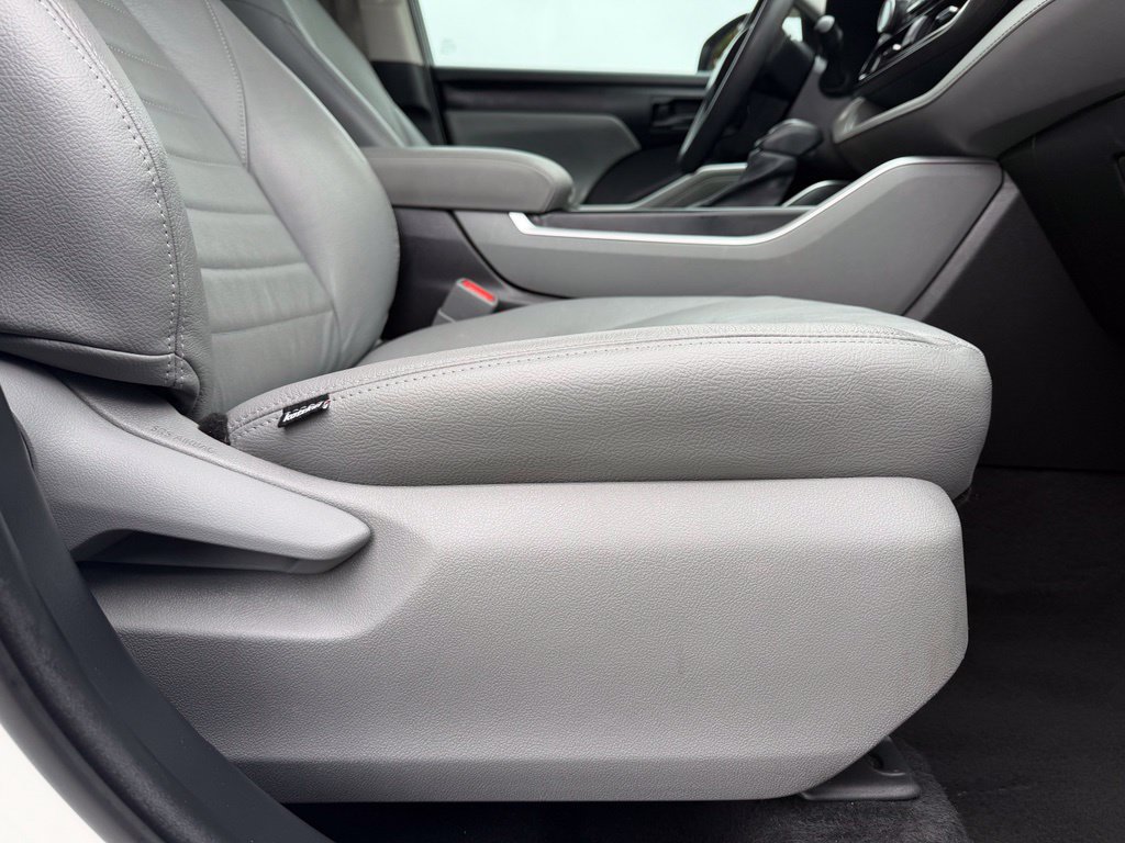 Used 2021 Toyota Highlander L FWD image 29