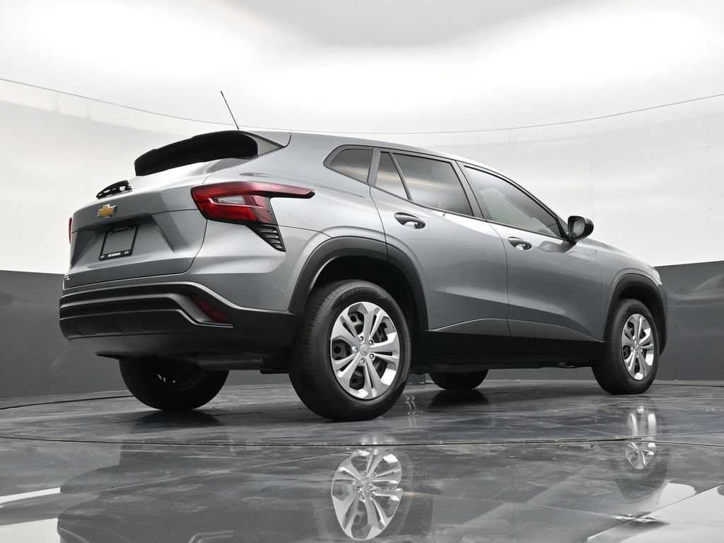 Used 2025 Chevrolet Trax LS FWD image 24