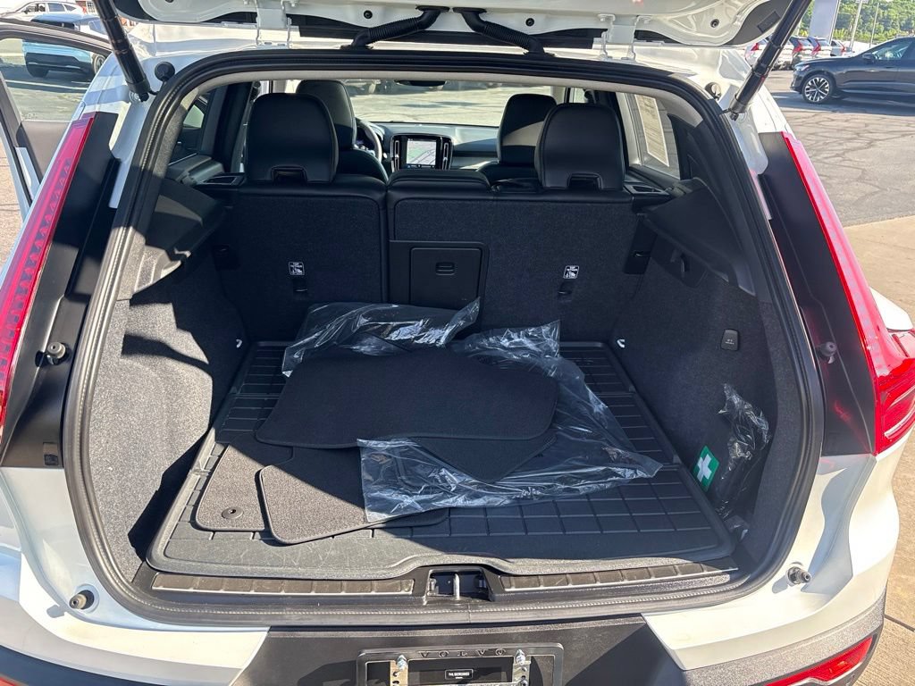 Certified 2024 Volvo XC40 B5 Plus w/ Protection Package Premier AWD/4WD image 40