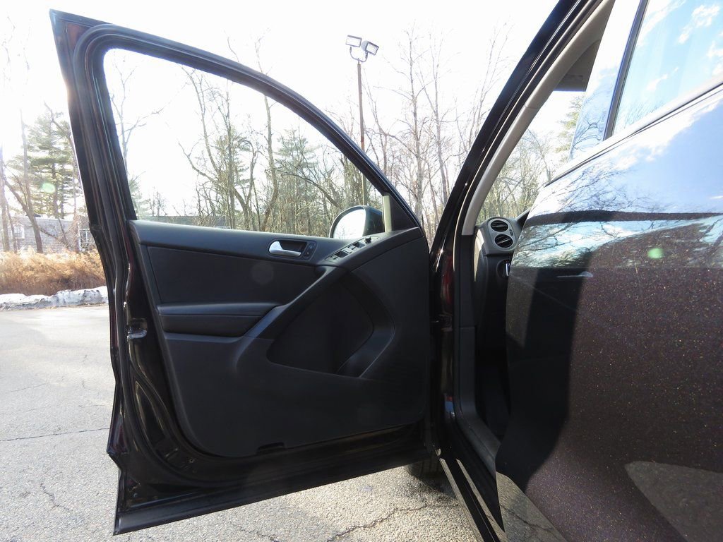 Used 2016 Volkswagen Tiguan S image 9