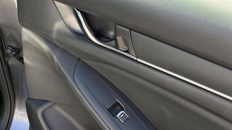 Used 2018 Honda Accord EX image 39