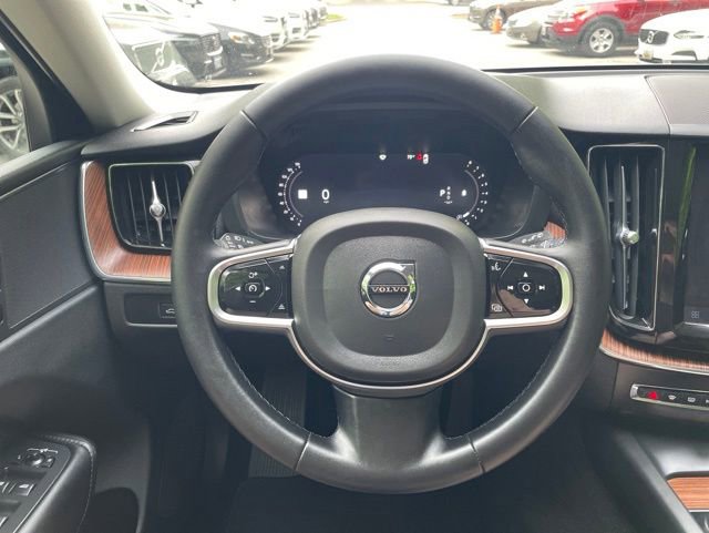 Certified 2023 Volvo XC60 B5 Plus AWD/4WD image 19