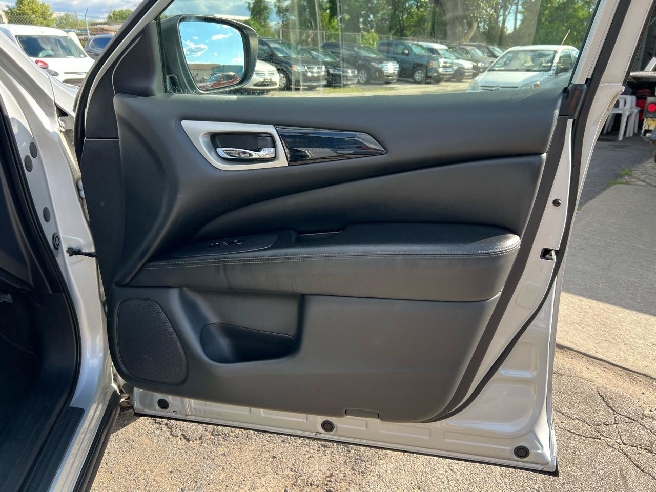 Used 2018 Nissan Pathfinder SV AWD/4WD image 16
