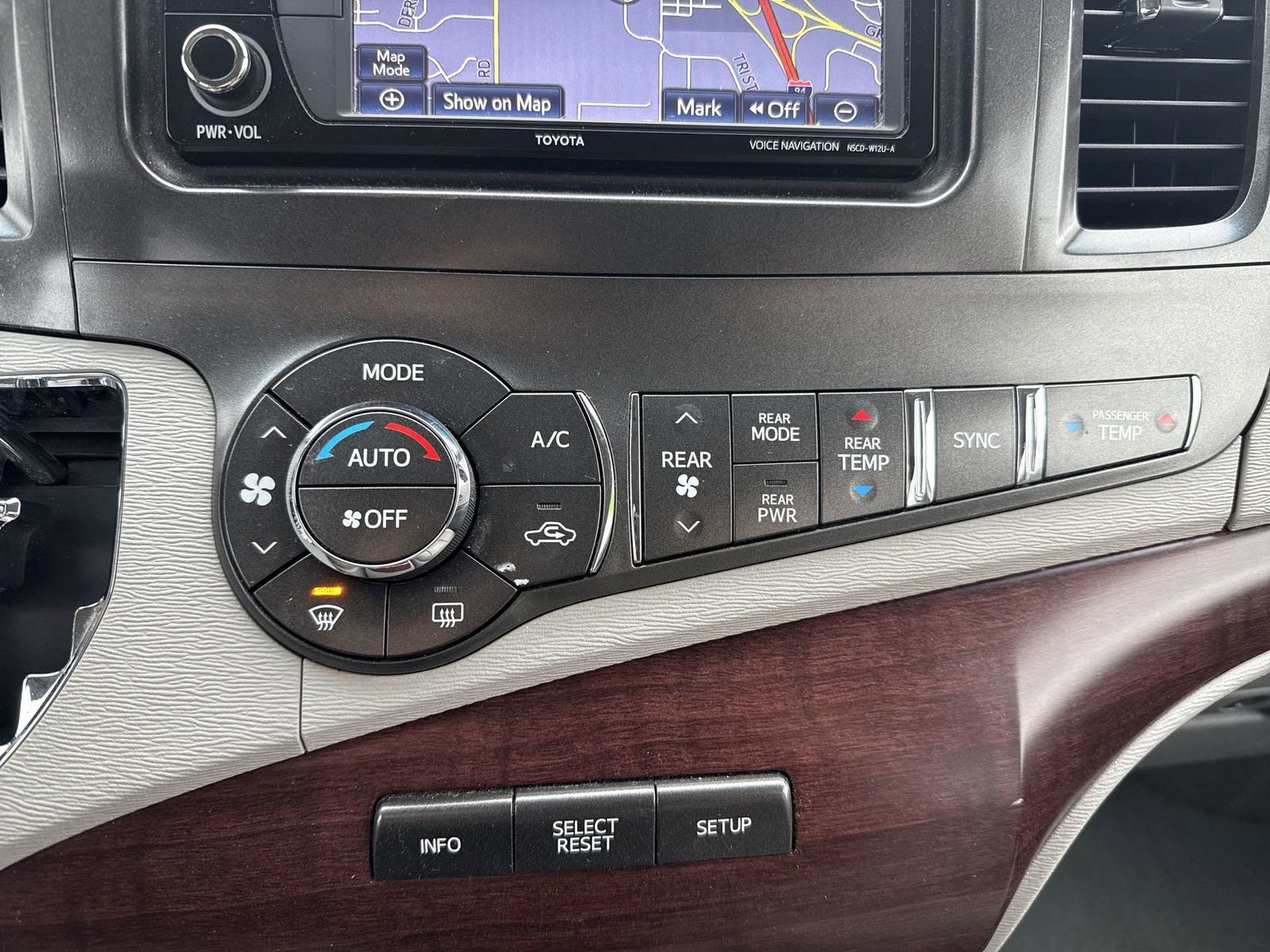 Used 2014 Toyota Sienna XLE image 20