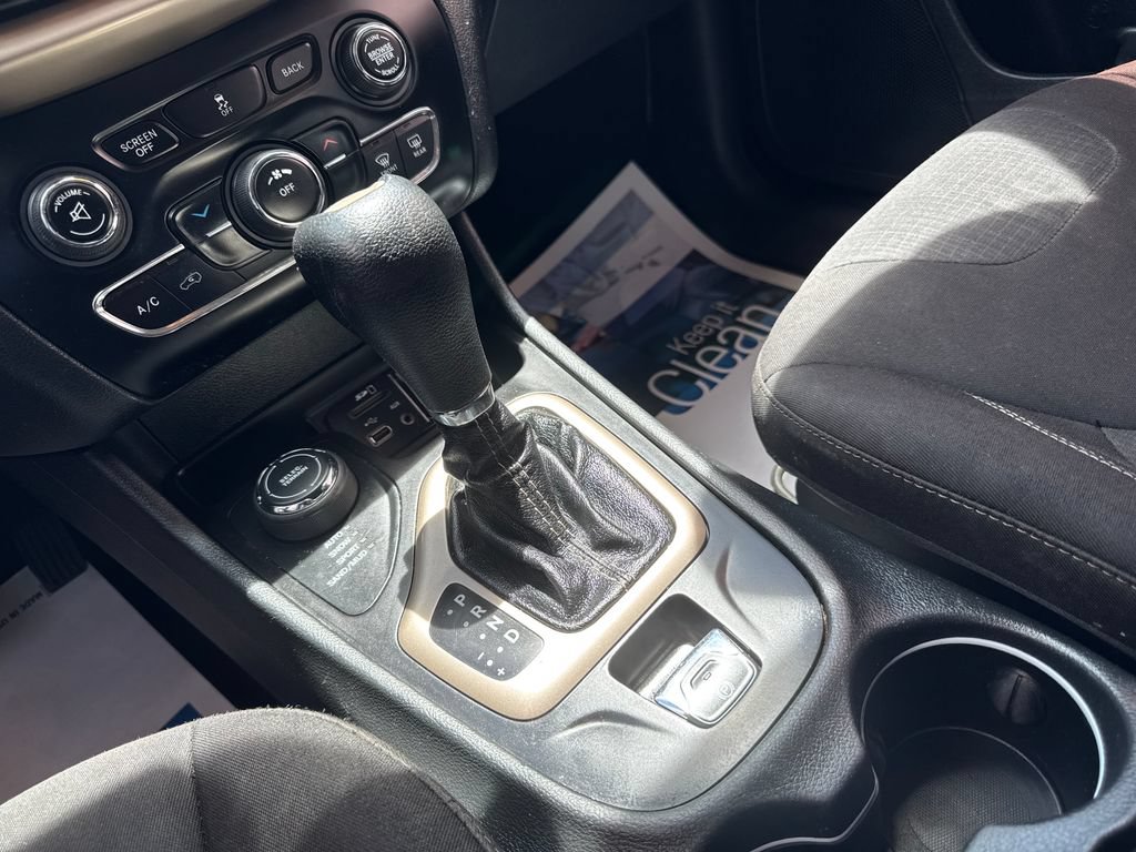 Used 2015 Jeep Cherokee Latitude AWD/4WD image 17