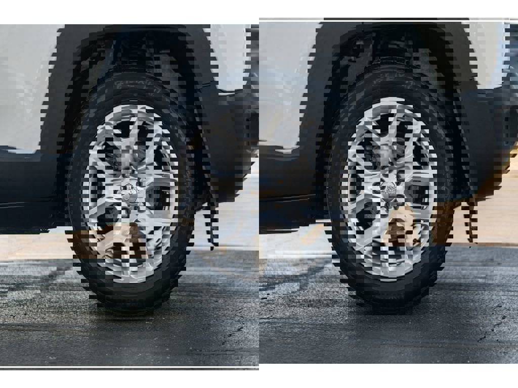 Used 2018 Jeep Renegade Latitude w/ Popular Equipment Group image 5