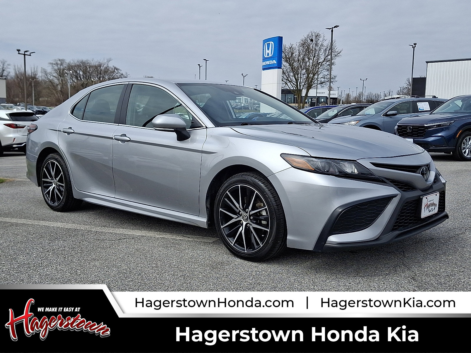 Used 2024 Toyota Camry SE image 1