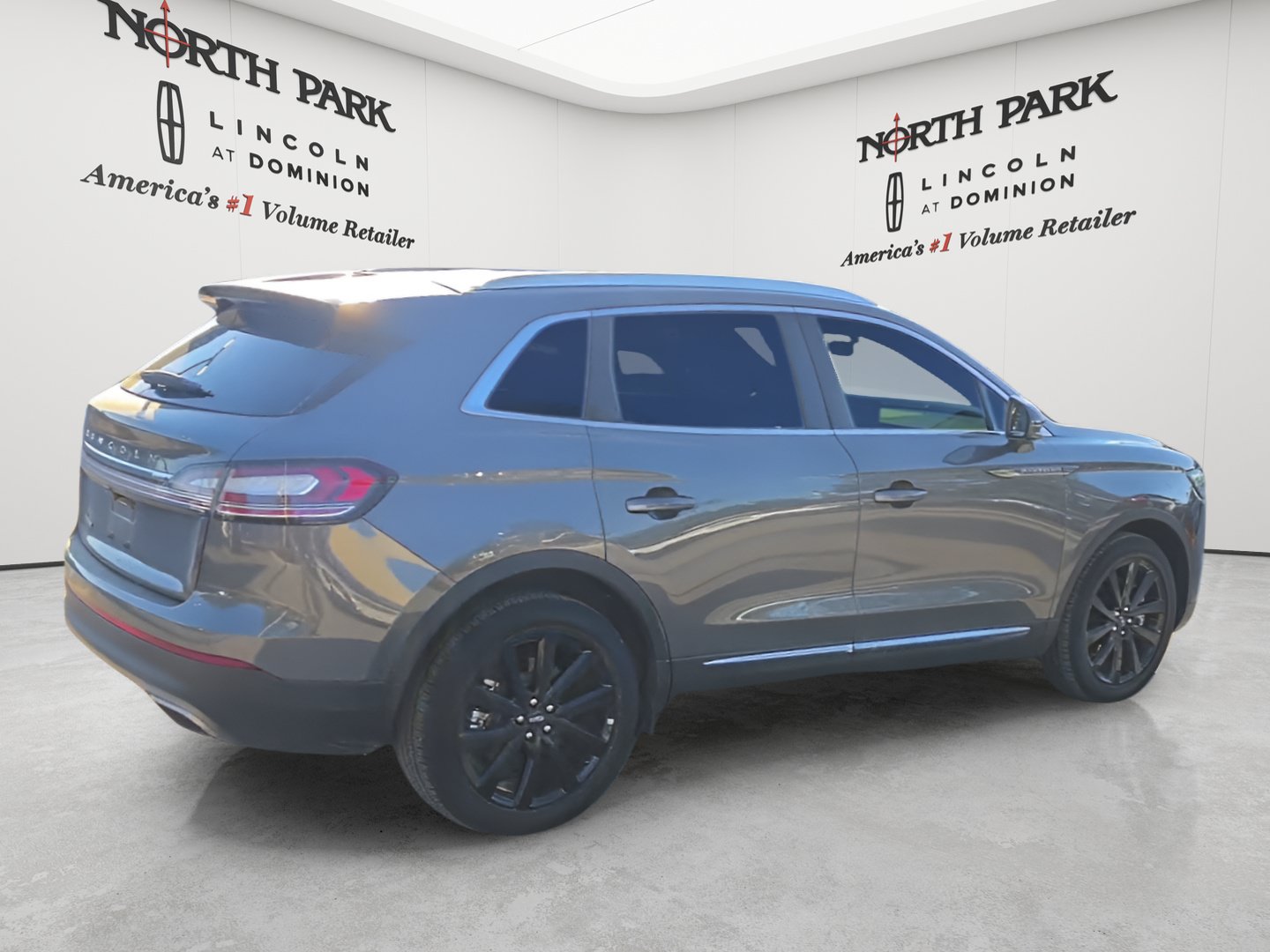 Used 2023 Lincoln Nautilus Reserve w/ Monochromatic Package AWD/4WD image 5