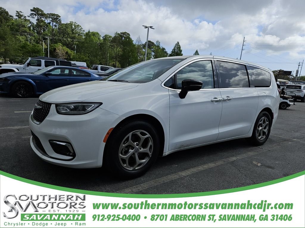 Used 2024 Chrysler Pacifica Limited image 1