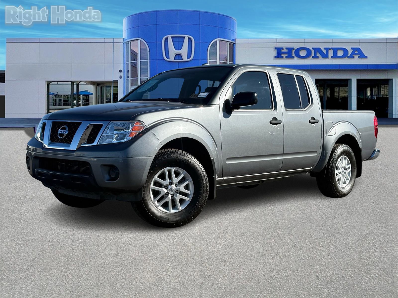 Used 2018 Nissan Frontier SV image 2
