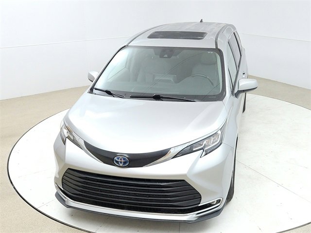 Used 2022 Toyota Sienna XLE image 14