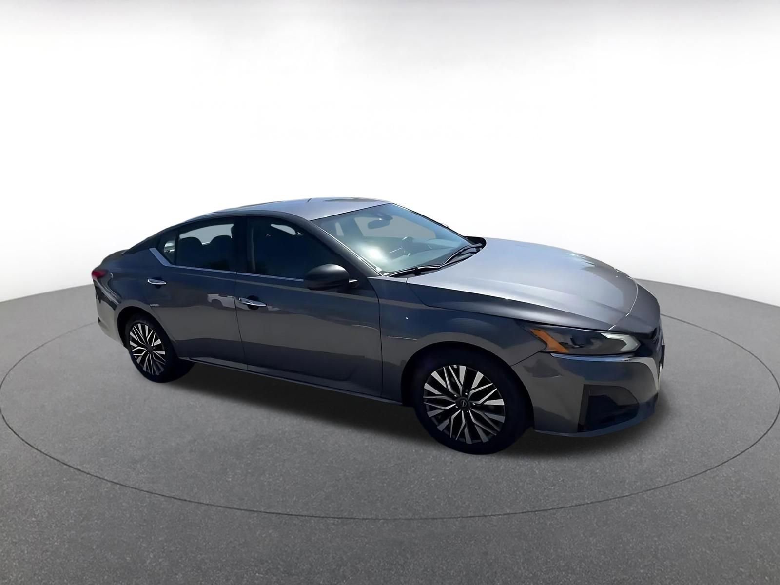 Used 2025 Nissan Altima 2.5 SV image 2