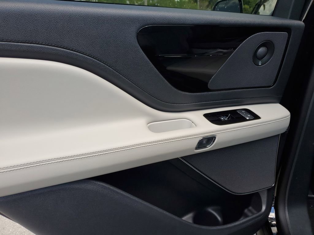 New 2026 Lincoln Aviator Reserve w/ Jet Appearance Package RWD image 8