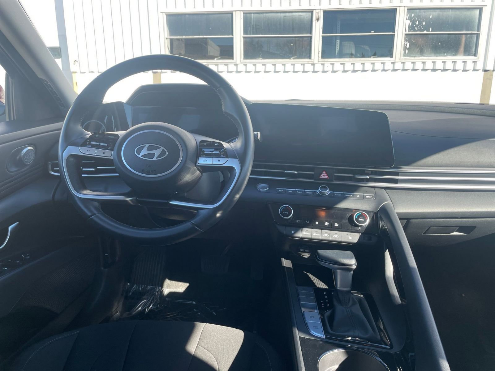 Used 2025 Hyundai Elantra SEL image 33