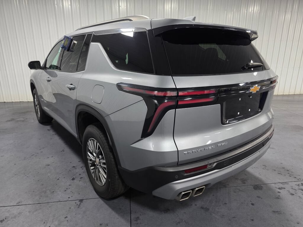 Used 2024 Chevrolet Traverse LT AWD/4WD image 3