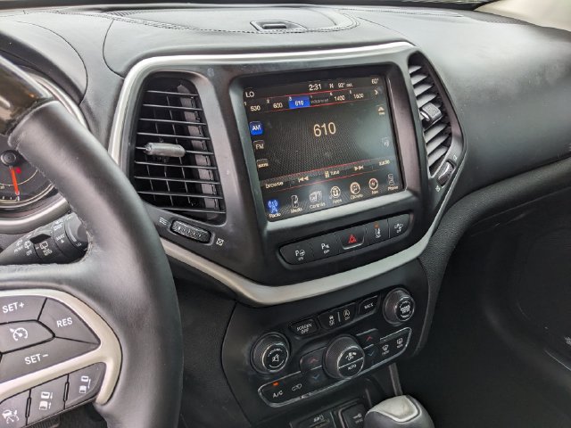 Used 2017 Jeep Cherokee Overland w/ Technology Group AWD/4WD image 23