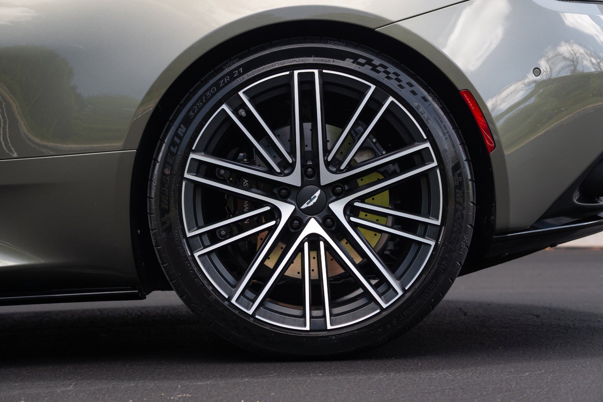 Used 2024 Aston Martin DB12 Convertible RWD image 27