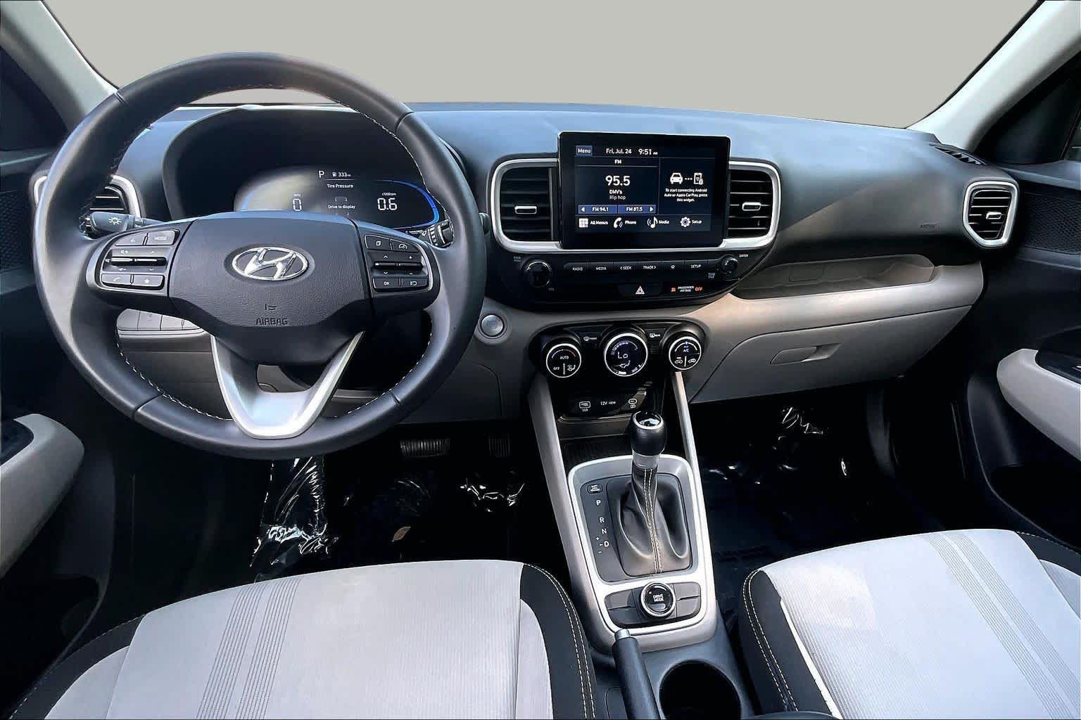 Used 2025 Hyundai Venue SEL FWD image 16