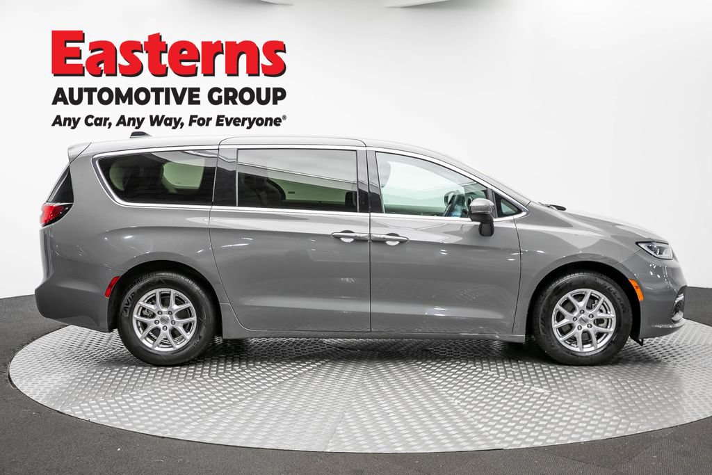 Used 2023 Chrysler Pacifica Touring-L FWD image 4