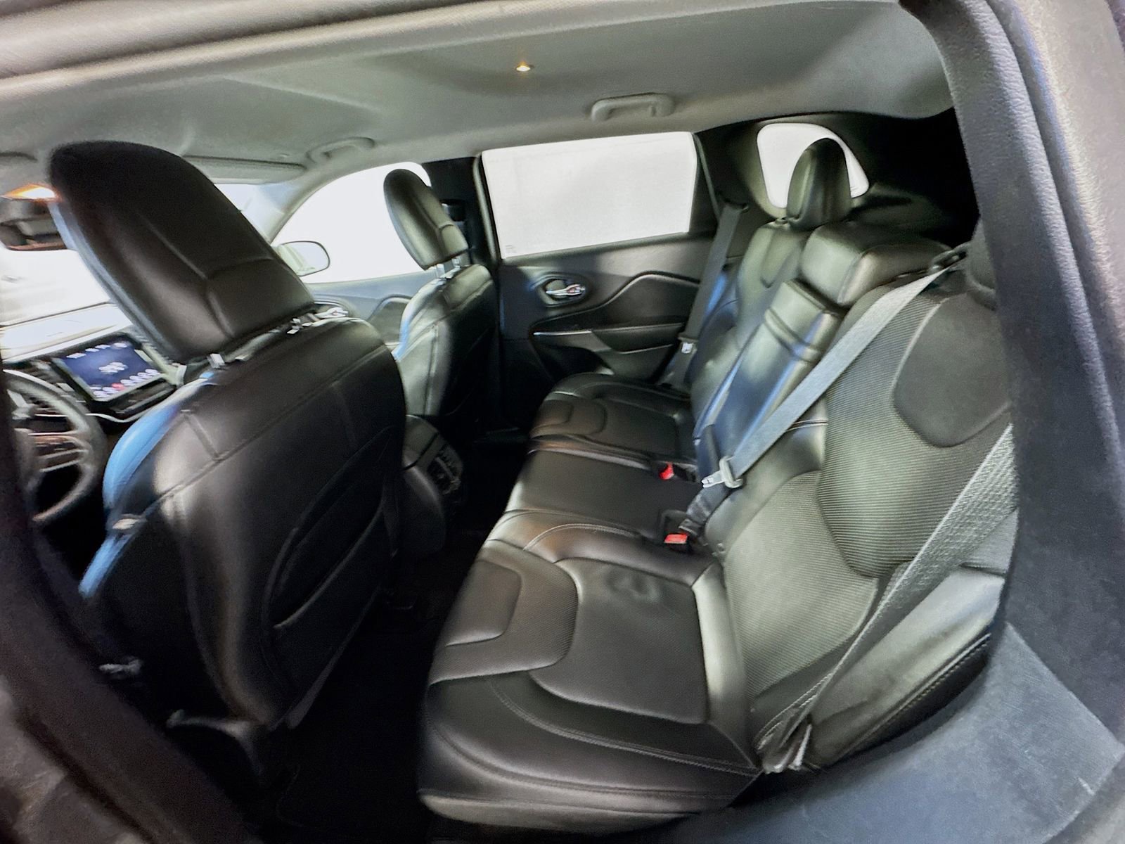 Used 2019 Jeep Cherokee Limited AWD/4WD image 19