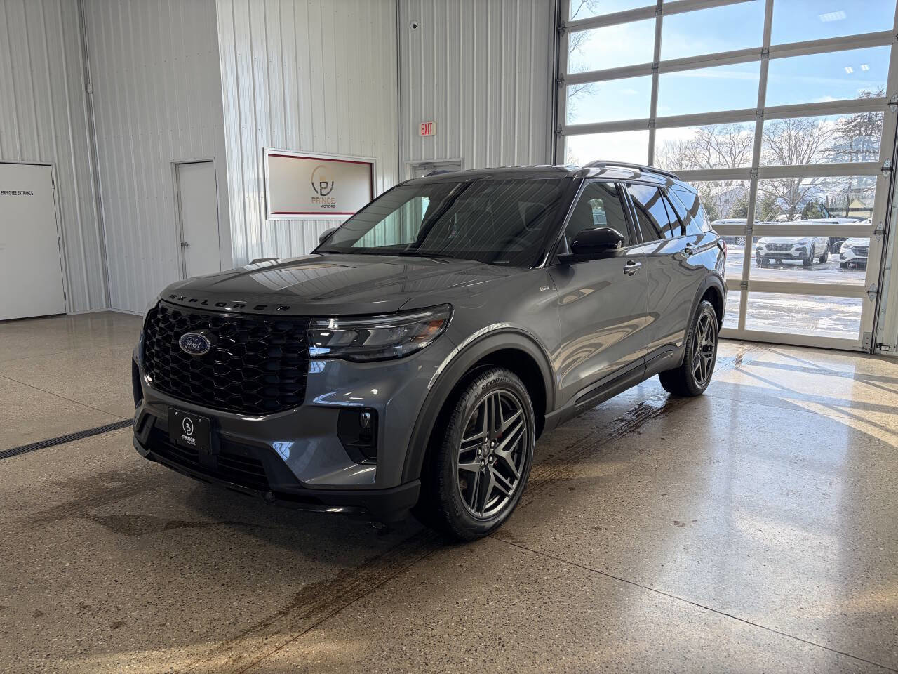 Used 2025 Ford Explorer ST-Line w/ ST-Line Street Pack image 2