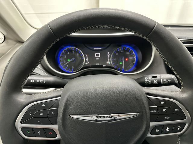 Used 2022 Chrysler Pacifica Touring-L image 10