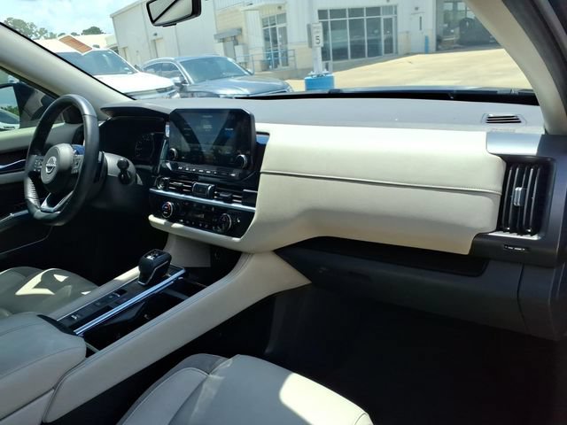 Used 2023 Nissan Pathfinder SL w/ Black Appearance Package FWD image 17