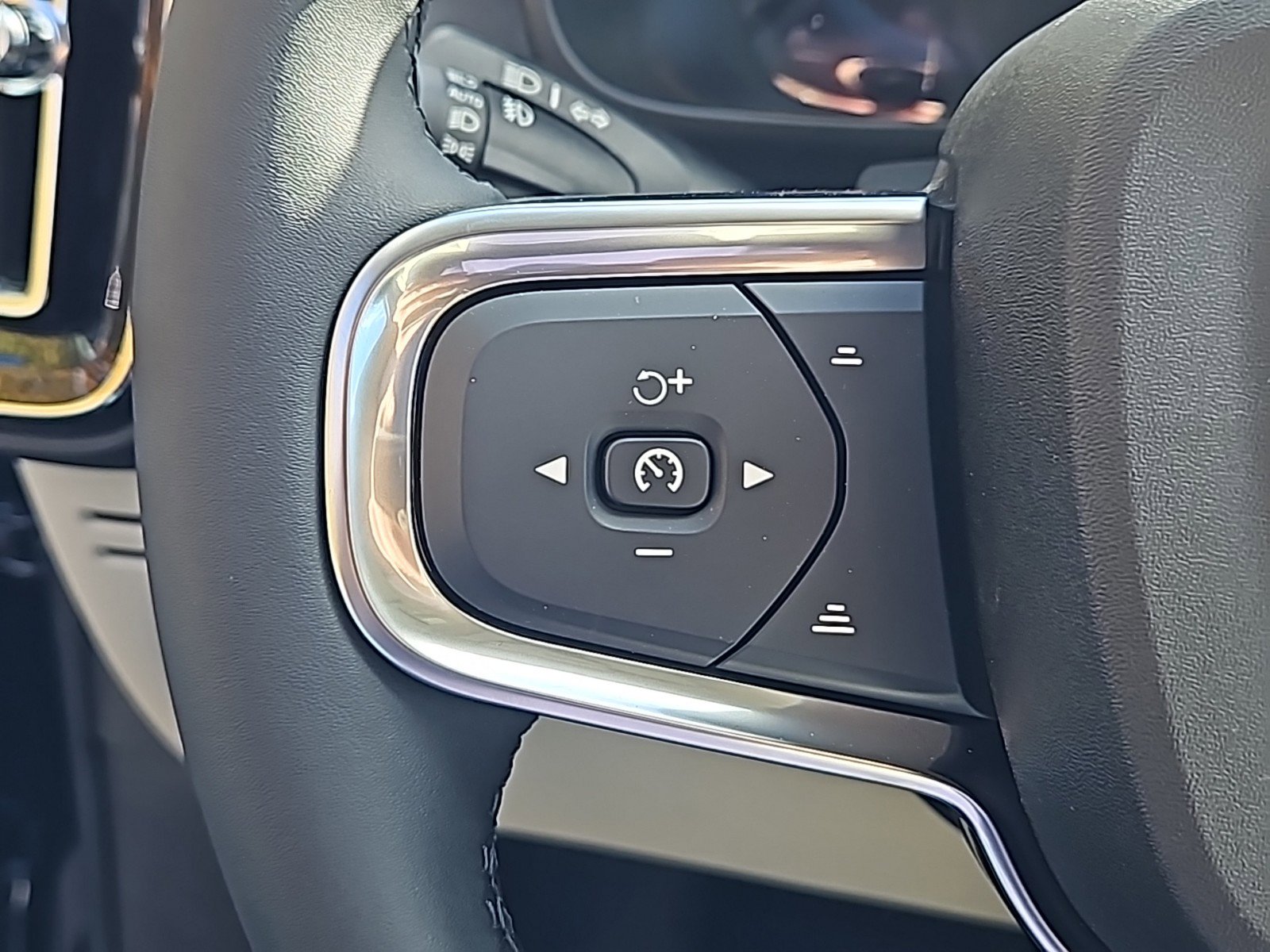 New 2025 Volvo XC40 B5 Plus w/ Protection Package Premier image 16