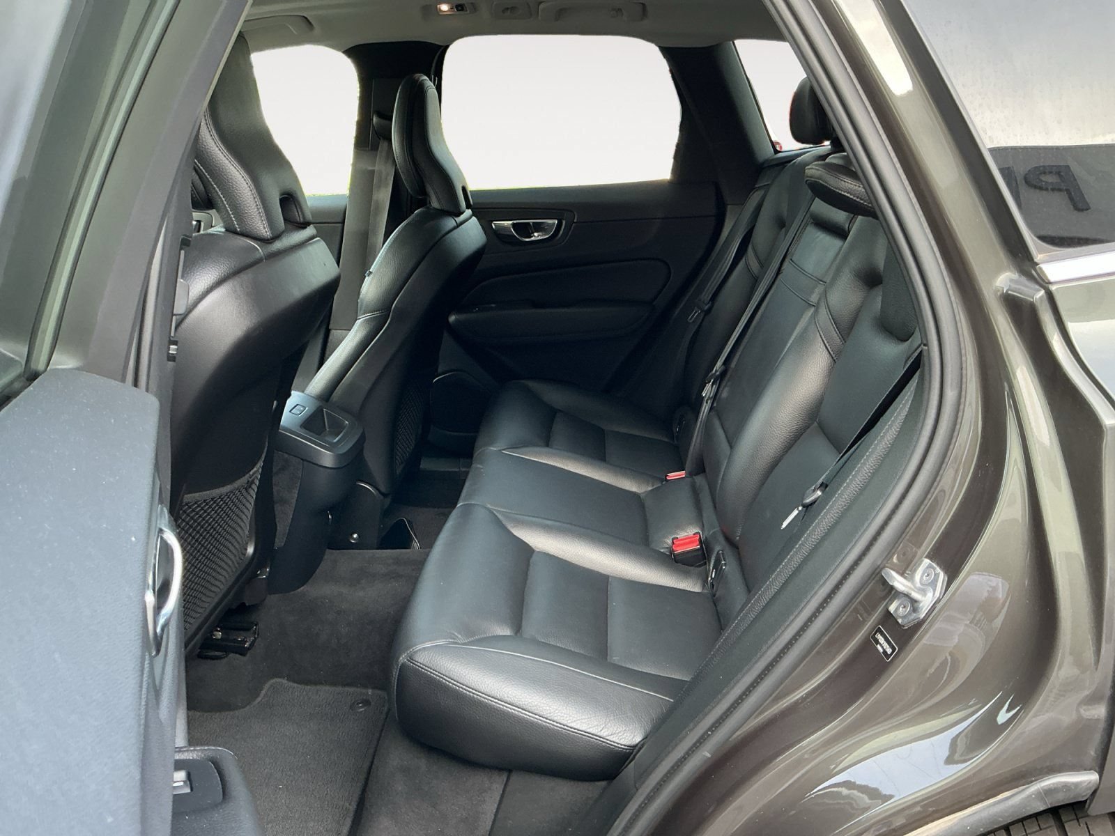 Used 2019 Volvo XC60 T5 Momentum w/ Multimedia Package AWD/4WD image 13
