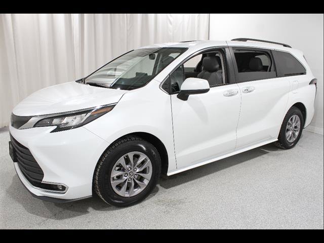 Used 2023 Toyota Sienna XLE FWD image 3