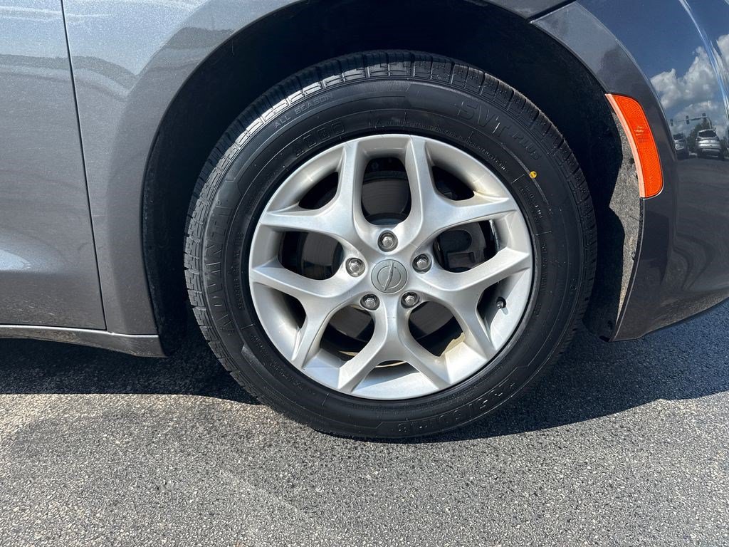 Used 2019 Chrysler Pacifica Touring Plus w/ Tire & Wheel Group FWD image 13