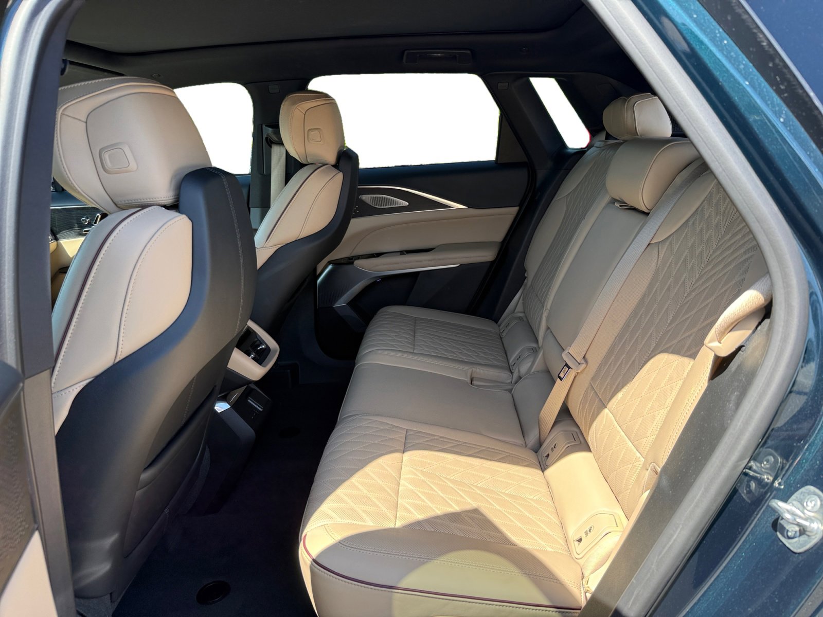 Used 2024 Cadillac Lyriq Luxury w/ Nappa Leather Package AWD/4WD image 16