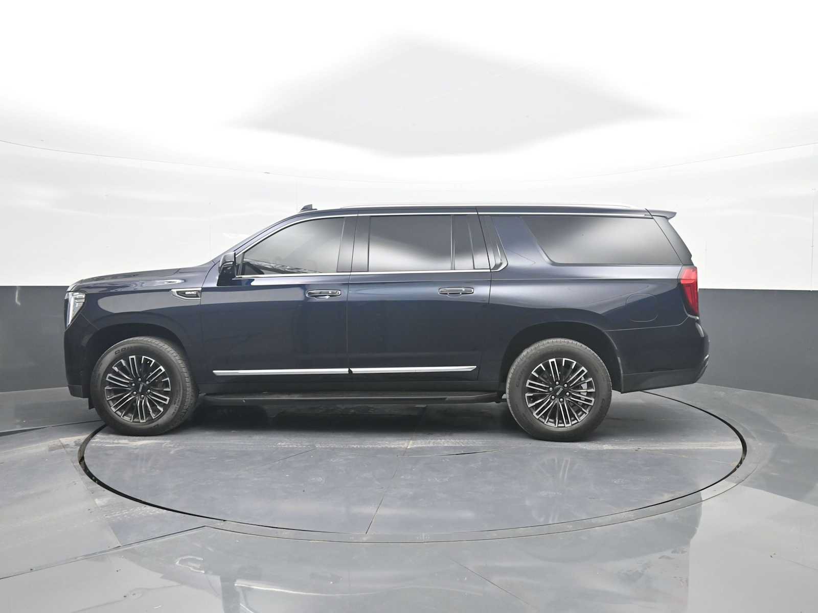 Used 2024 GMC Yukon XL SLT w/ SLT Luxury Package AWD/4WD image 5