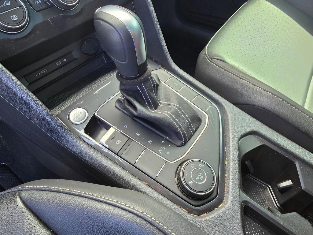 Used 2021 Volkswagen Tiguan SE w/ Panoramic Sunroof Package image 16
