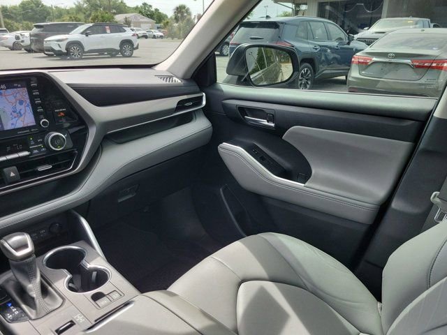 Used 2022 Toyota Highlander XLE image 23