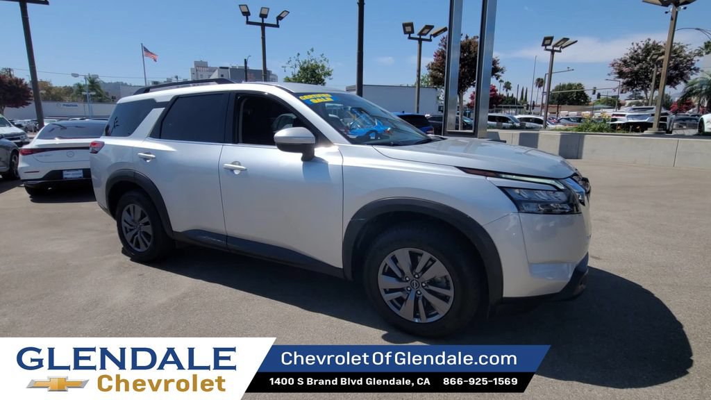 Used 2025 Nissan Pathfinder SV FWD image 2