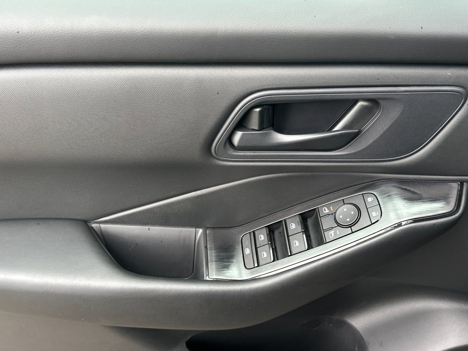Used 2025 Nissan Rogue S image 10