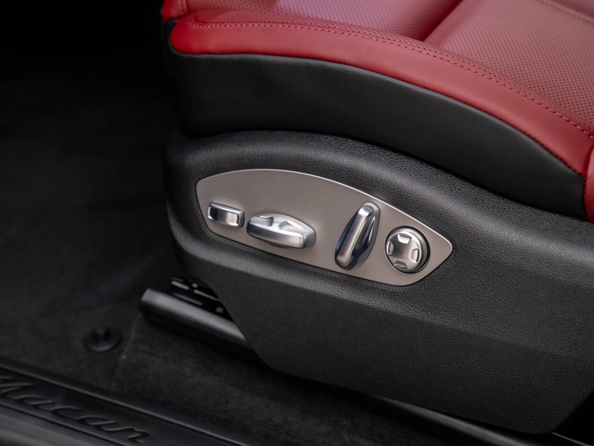 Certified 2026 Porsche Macan AWD/4WD image 16