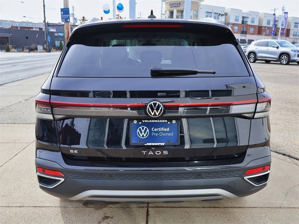 Certified 2025 Volkswagen Taos SE image 4
