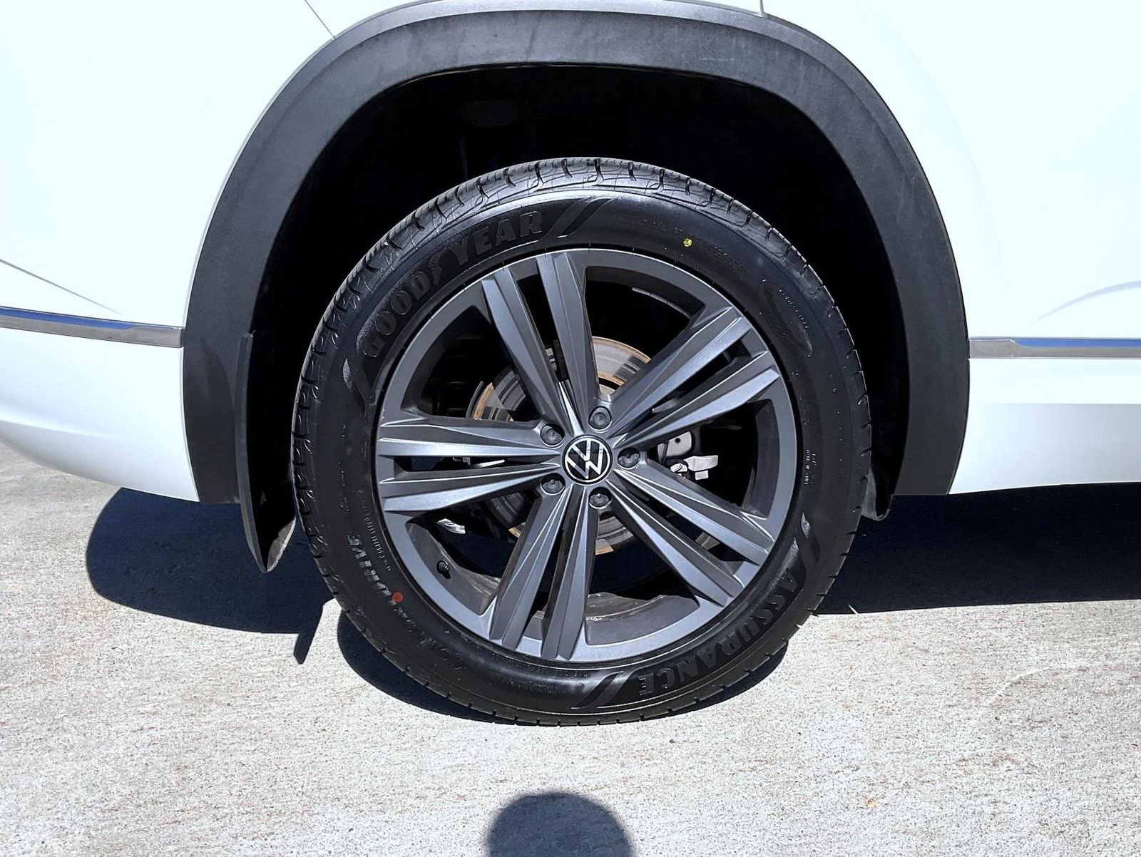 Used 2021 Volkswagen Atlas Cross Sport SE w/ Panoramic Sunroof Package image 18