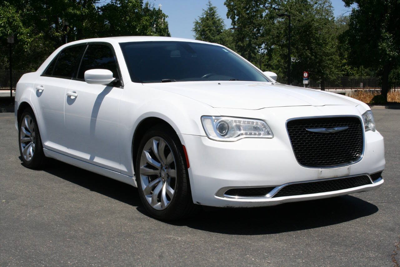Used 2017 Chrysler 300 Limited RWD image 1