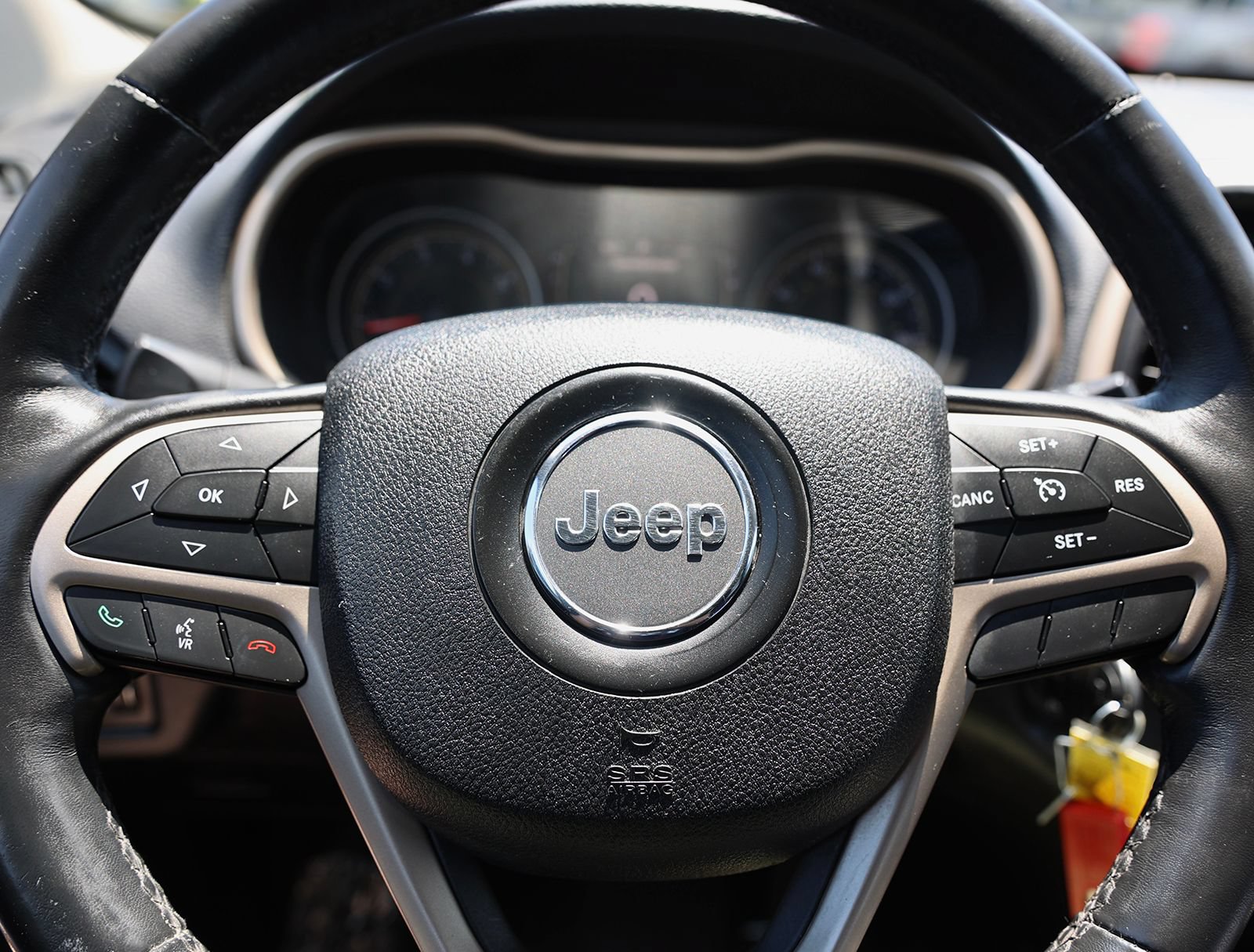 Used 2015 Jeep Cherokee Latitude w/ Cold Weather Group AWD/4WD image 37