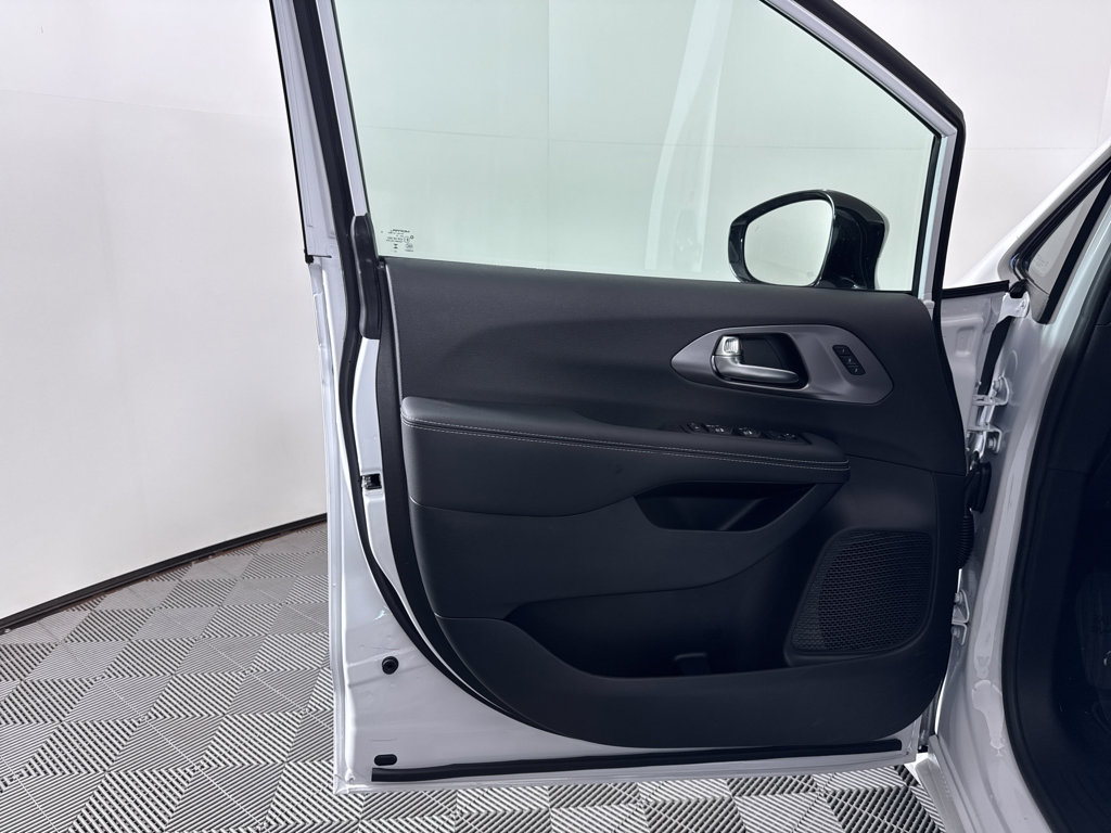 New 2026 Chrysler Pacifica Select image 30