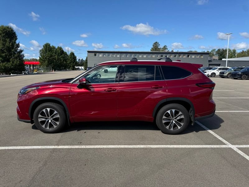 Used 2022 Toyota Highlander XLE AWD/4WD image 20