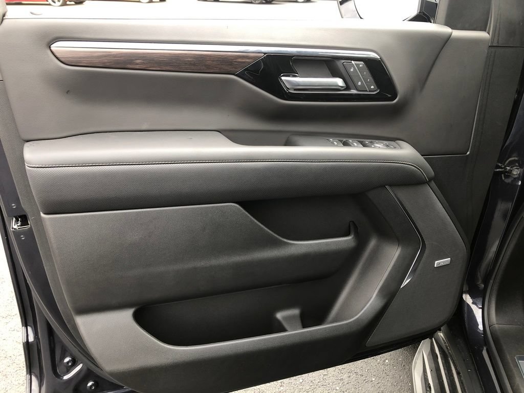 Used 2025 Chevrolet Suburban Premier AWD/4WD image 18