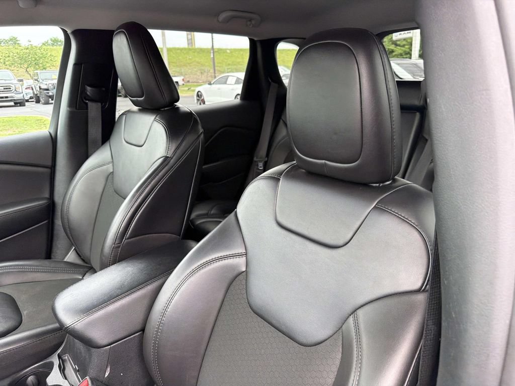 Used 2021 Jeep Cherokee Latitude Plus AWD/4WD image 23