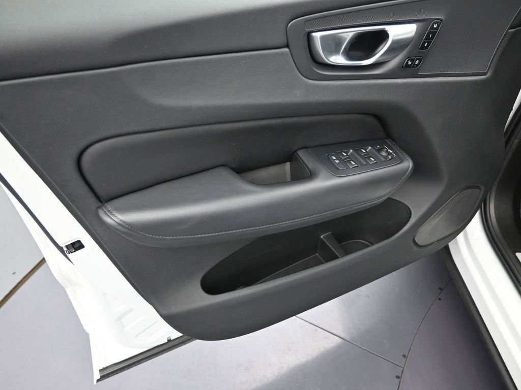 Used 2024 Volvo XC60 B5 Plus image 11