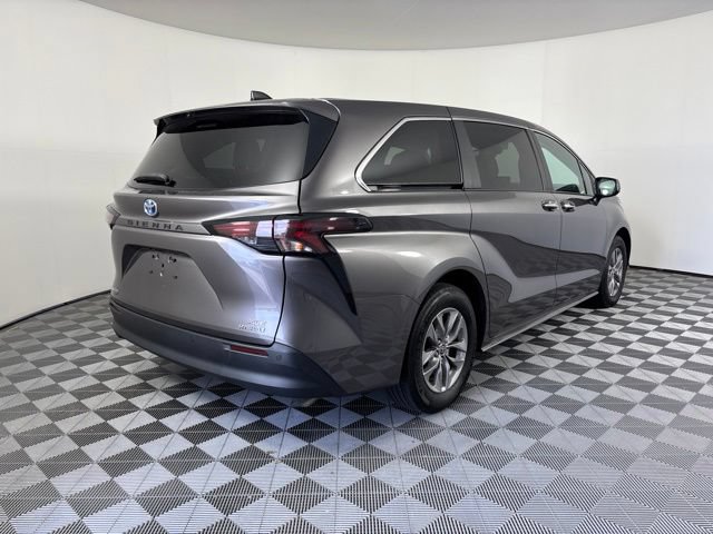 Used 2023 Toyota Sienna XLE AWD/4WD image 6
