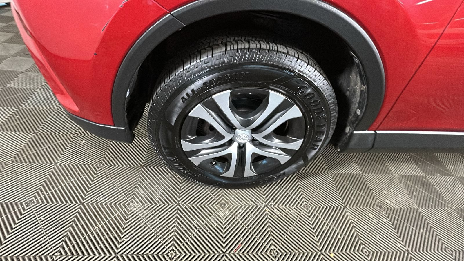 Used 2017 Toyota RAV4 LE AWD/4WD image 9