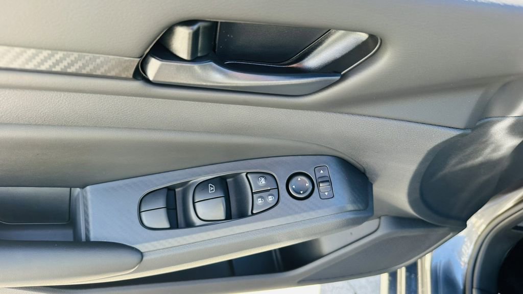 Used 2025 Nissan Altima 2.5 S FWD image 18